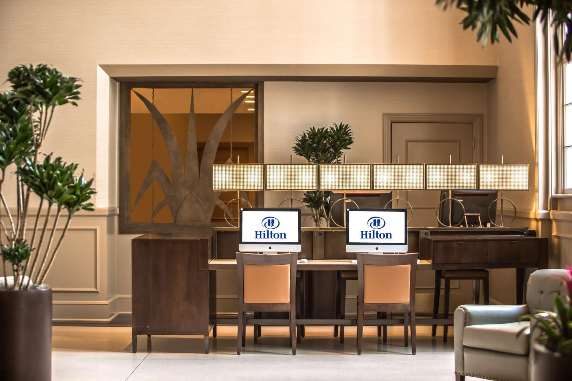 Отель Hilton Baton Rouge Capitol Center Экстерьер фото