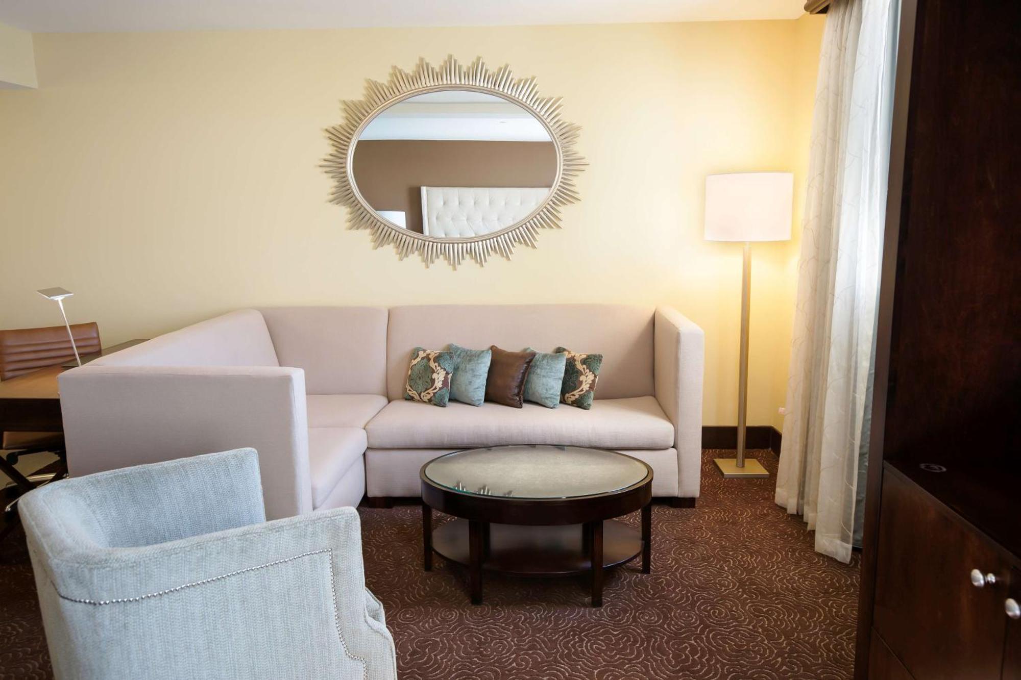 Отель Hilton Baton Rouge Capitol Center Экстерьер фото